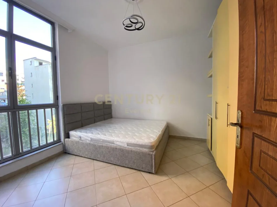 Tirane, jepet me qera apartament 2+1 Kati 3, 94 m² 500 € (VilacL)