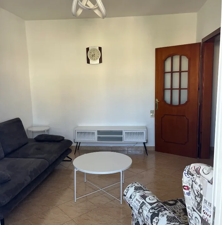 Tirane, jepet me qera apartament Kati 4, 400 € (Kinostudio)