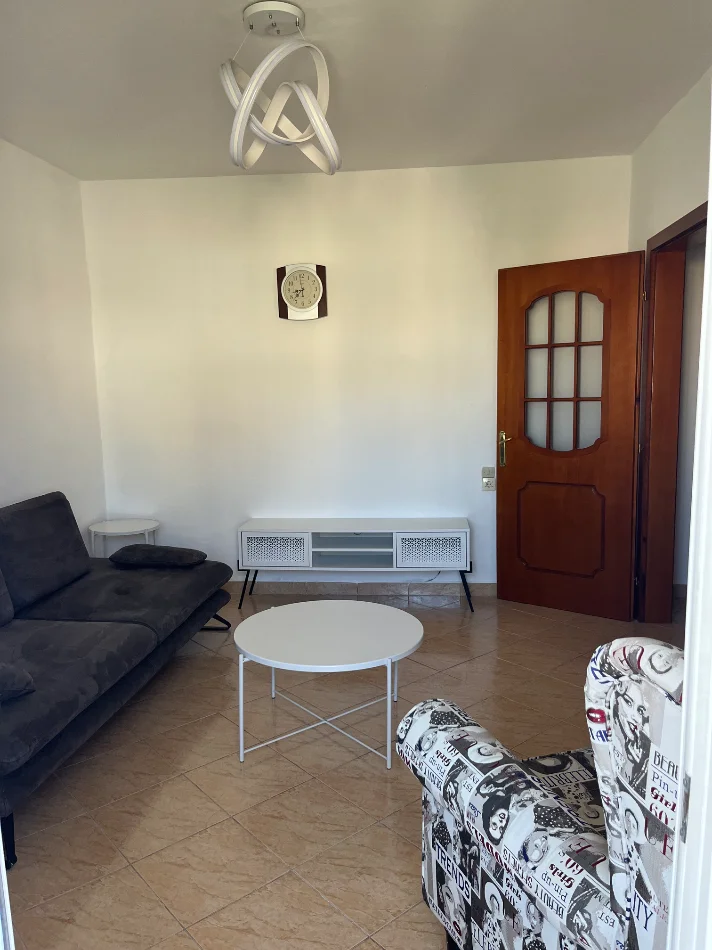 Tirane, jepet me qera apartament 1+1+Aneks+Ballkon Kati 4, 55 m² 400 € (kinostudio , porcelan)