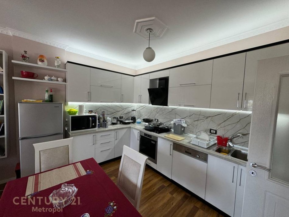 Tirane, jepet me qera apartament 1+1+Aneks+Ballkon Kati 6, 75 m² 750 € 