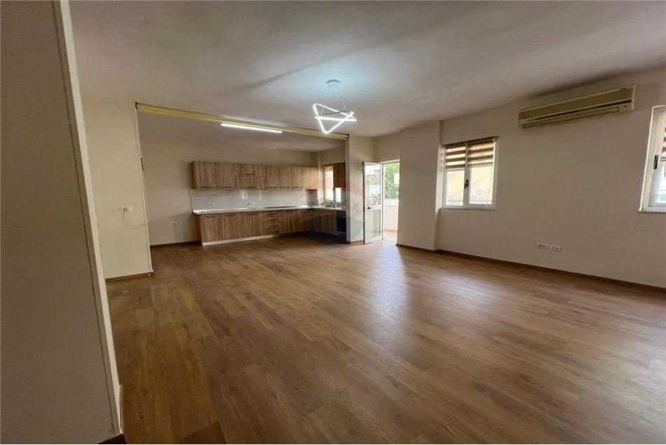 Tirane, jepet me qera zyre Kati 2, 128 m² 750 € 