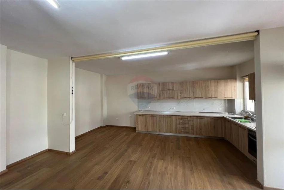 Tirane, jepet me qera zyre Kati 2, 128 m² 750 € 