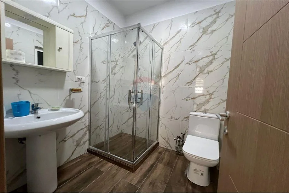 Tirane, jepet me qera zyre Kati 2, 128 m² 750 € 