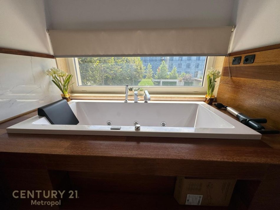 Tirane, jepet me qera Vile 3 Katshe Kati 4, 1.210 m² 15.000 € 