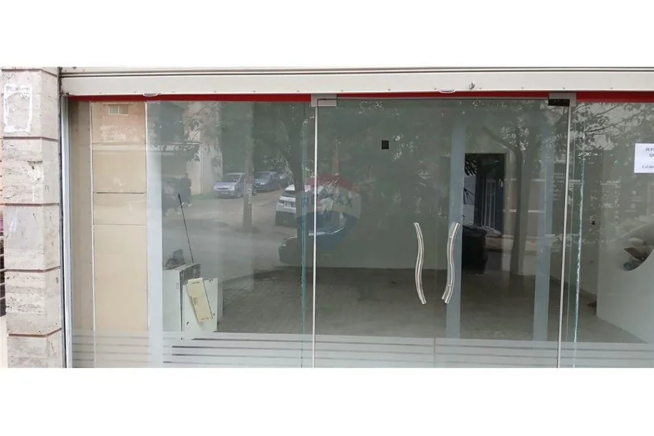 Tirane, jepet me qera dyqan Kati 0, 53 m² 500 € 