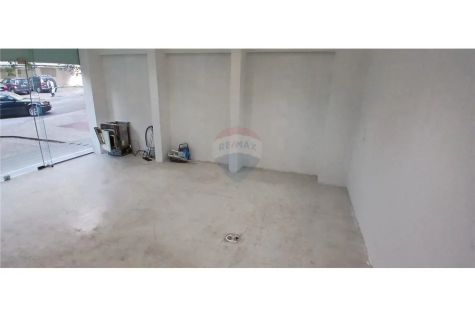 Tirane, jepet me qera dyqan Kati 0, 53 m² 500 € 