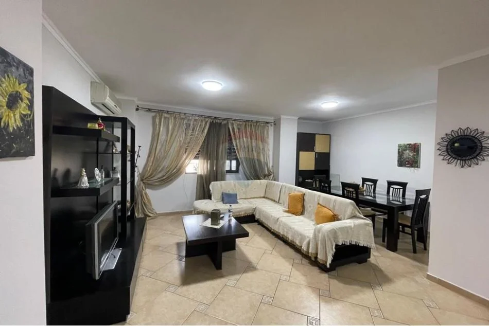 Tirane, jepet me qera apartament 2+1 Kati 2, 120 m² 650 € (Zogu i Zi)