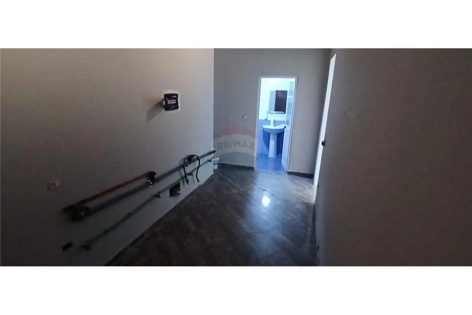 Tirane, jepet me qera dyqan Kati 0, 53 m² 500 € 