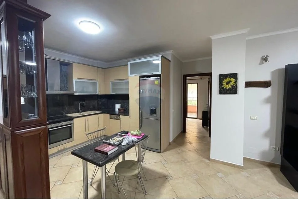 Tirane, jepet me qera apartament 2+1 Kati 2, 120 m² 650 € (Zogu i Zi)