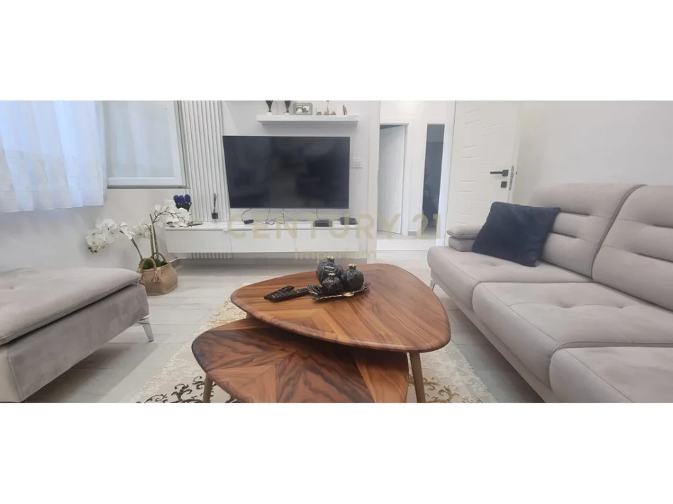 Tirane, shitet Vile 2 Katshe Kati 2, 374 m² 290.000 € (Yrshek)