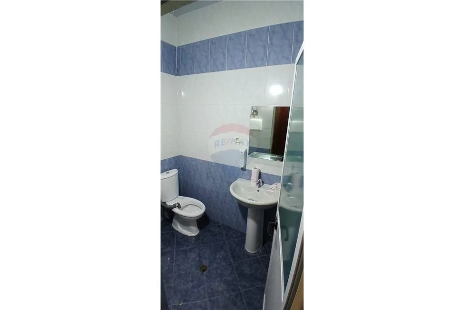 Tirane, jepet me qera dyqan Kati 0, 53 m² 500 € 