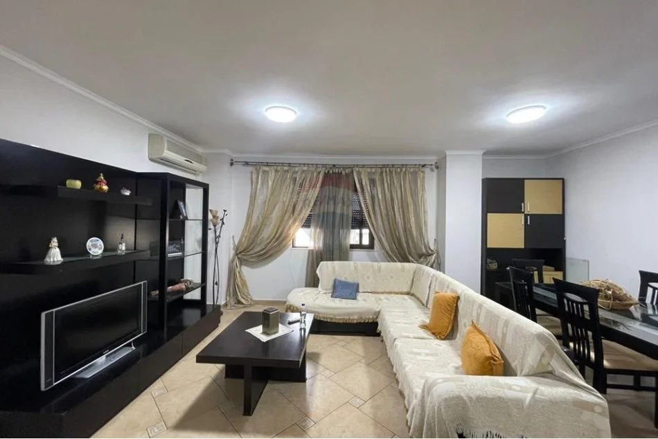 Tirane, jepet me qera apartament 2+1 Kati 2, 120 m² 650 € (Zogu i Zi)