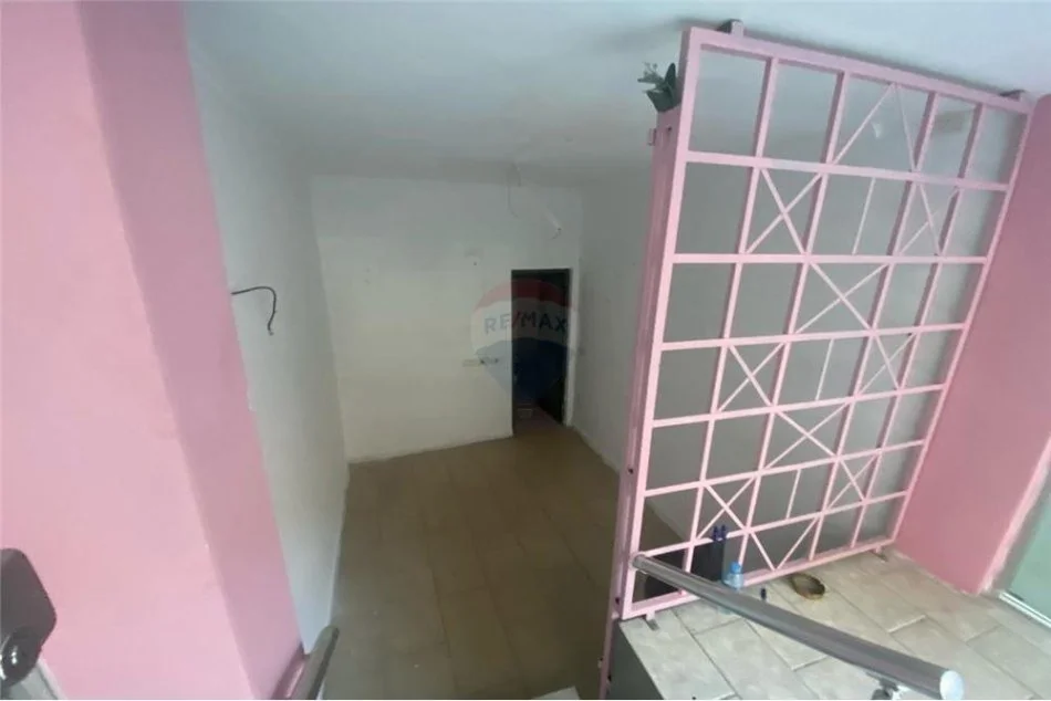 Tirane, jepet me qera dyqan Kati 0, 12 m² 200 € 