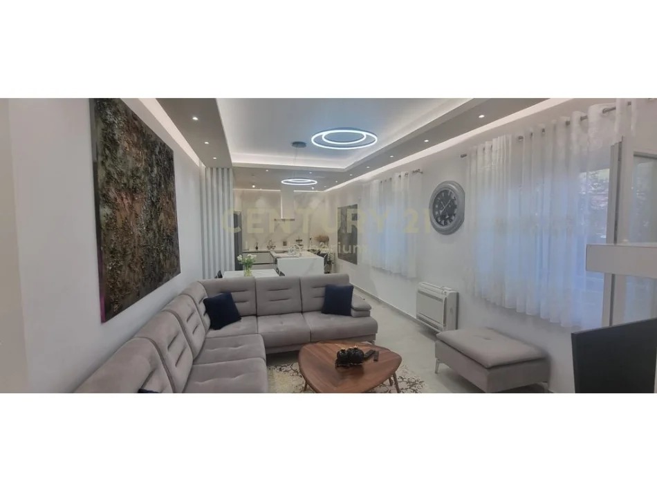 Tirane, shitet Vile 2 Katshe Kati 2, 374 m² 290.000 € (Yrshek)