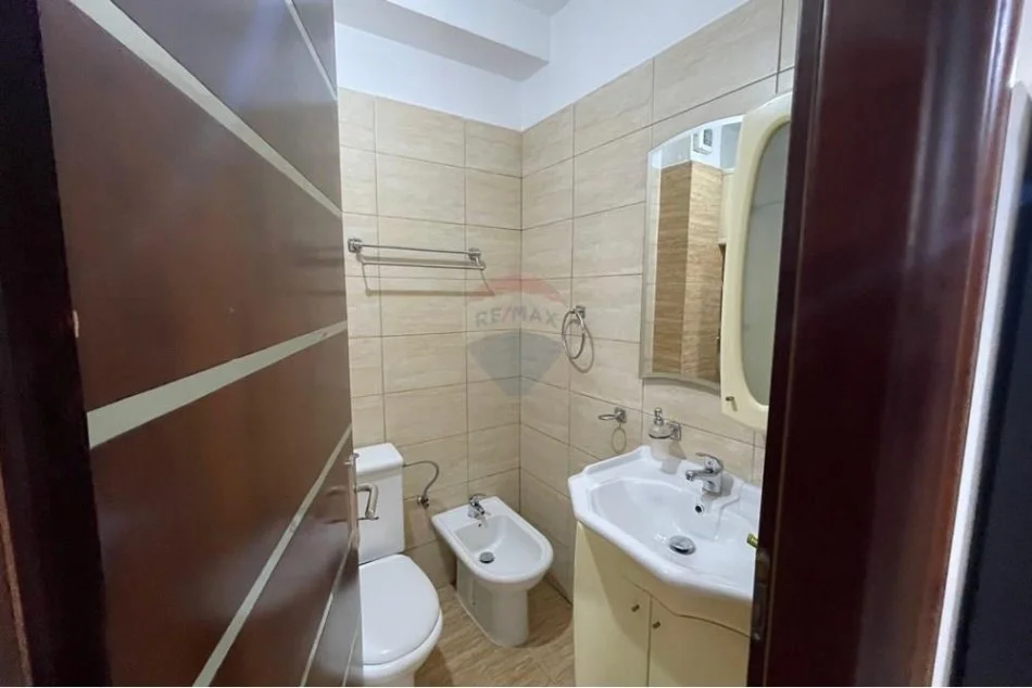 Tirane, jepet me qera apartament 2+1 Kati 2, 120 m² 650 € (Zogu i Zi)