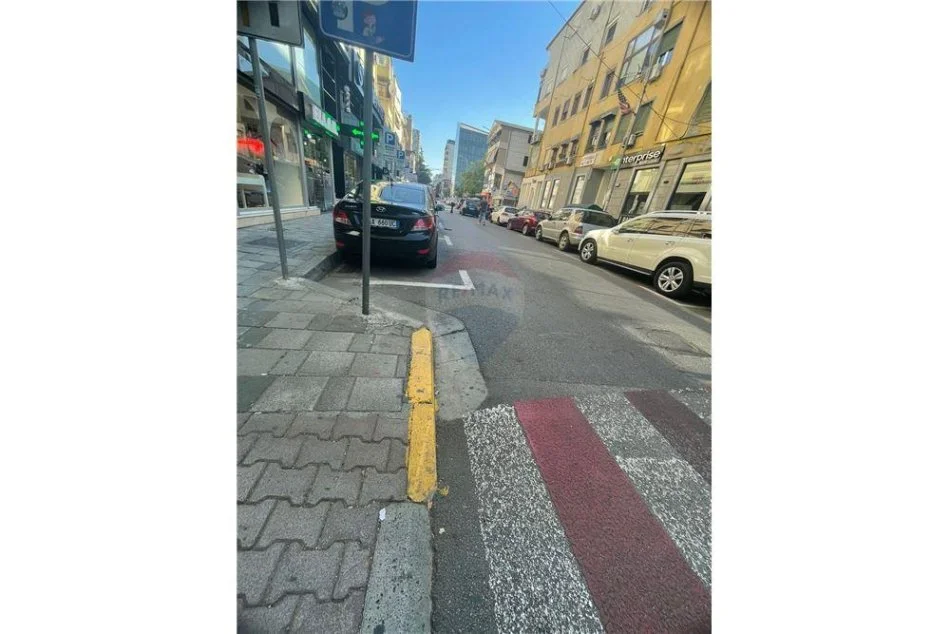 Tirane, jepet me qera ambjent biznesi Kati 1, 90 m² 2.000 € 