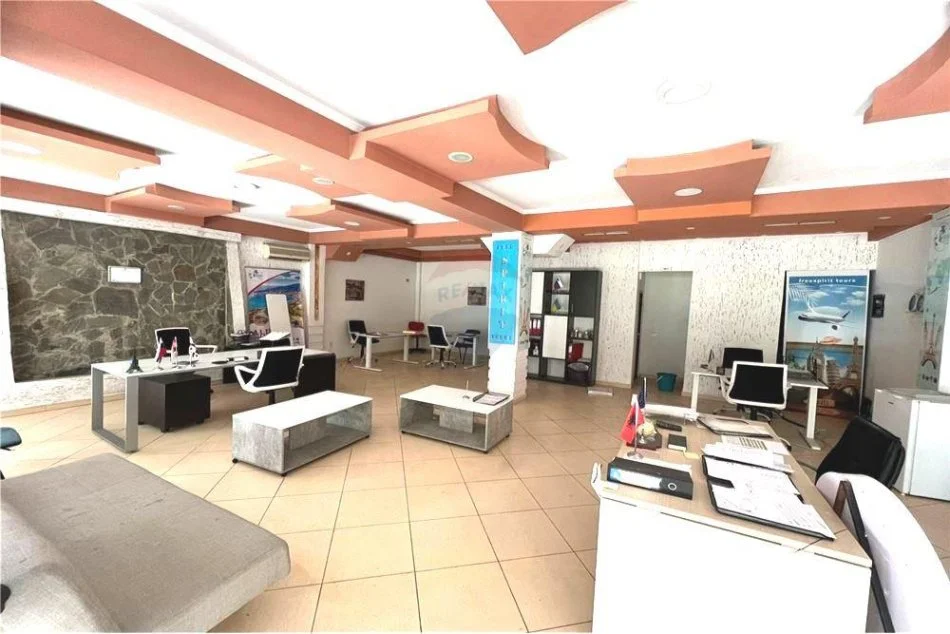 Tirane, jepet me qera dyqan Kati 0, 65 m² 450 € 