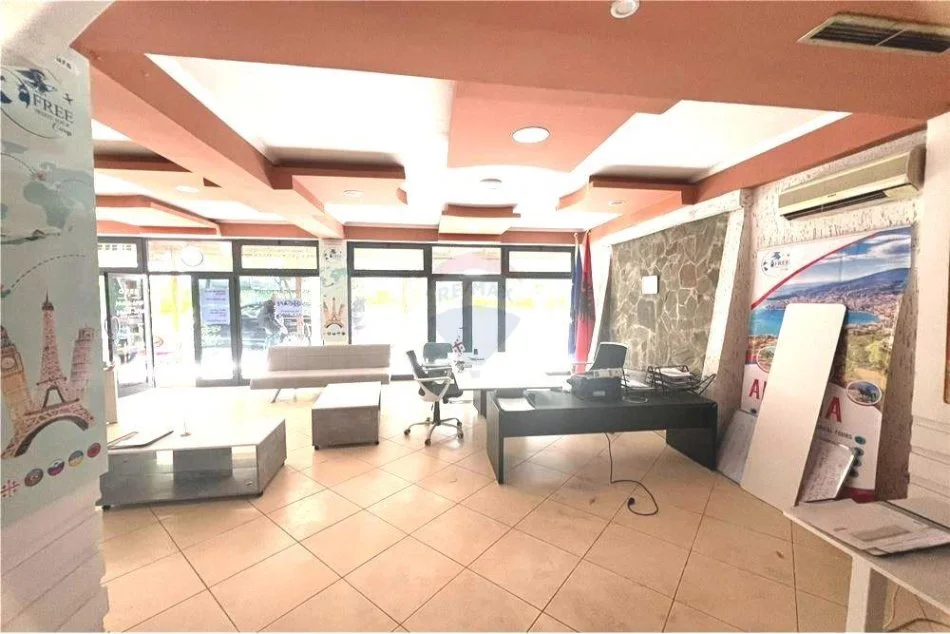 Tirane, jepet me qera dyqan Kati 0, 65 m² 450 € 