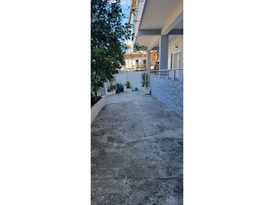 Tirane, shitet Vile 2 Katshe Kati 2, 374 m² 290.000 € (Yrshek)