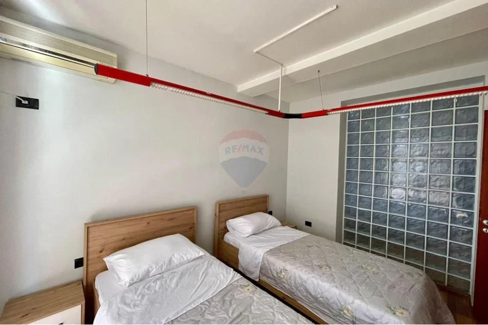 Tirane, jepet me qera apartament 2+1 Kati 4, 100 m² 800 € (Bllok - Libri Universitar)