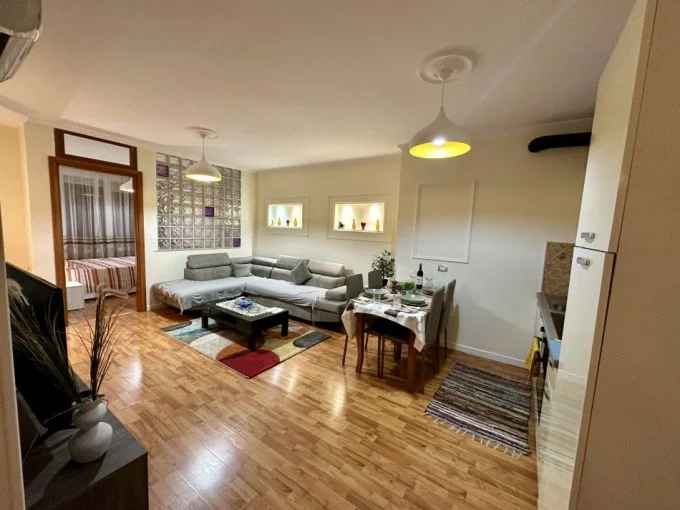 Tirane, jepet me qera apartament 1+1+Aneks Kati 5, 70 m² 670 € (Stadiumi dinamo)