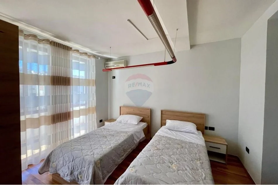 Tirane, jepet me qera apartament 2+1 Kati 4, 100 m² 800 € (Bllok - Libri Universitar)