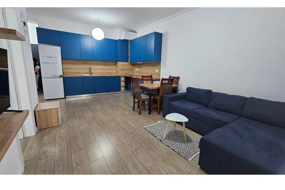 Tirane, jepet me qera apartament 1+1 Kati 7, 71 m² 700 € (Komuna e Parisit - Kompleksi Dinamo,)