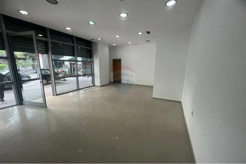 Tirane, shitet dyqan Kati 0, 37 m² 210.000 € 