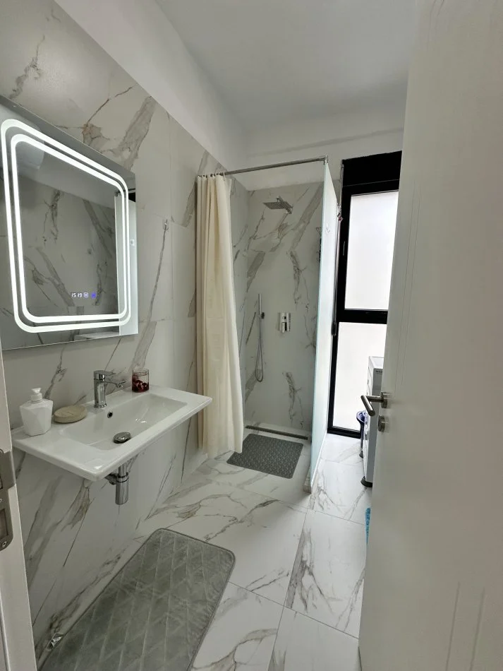 Tirane, jepet me qera apartament 1+1+Ballkon Kati 2, 65 m² 450 € 