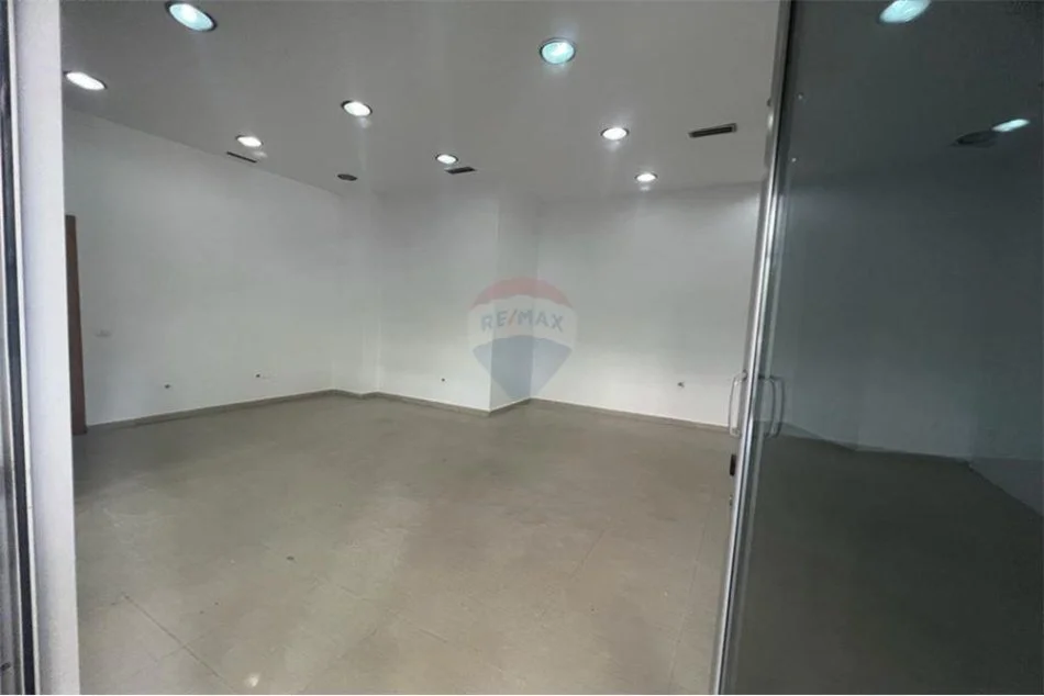 Tirane, shitet dyqan Kati 0, 37 m² 210.000 € 