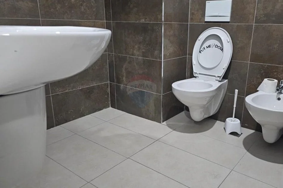 Tirane, jepet me qera apartament 1+1 Kati 7, 71 m² 700 € (Komuna e Parisit - Kompleksi Dinamo,)