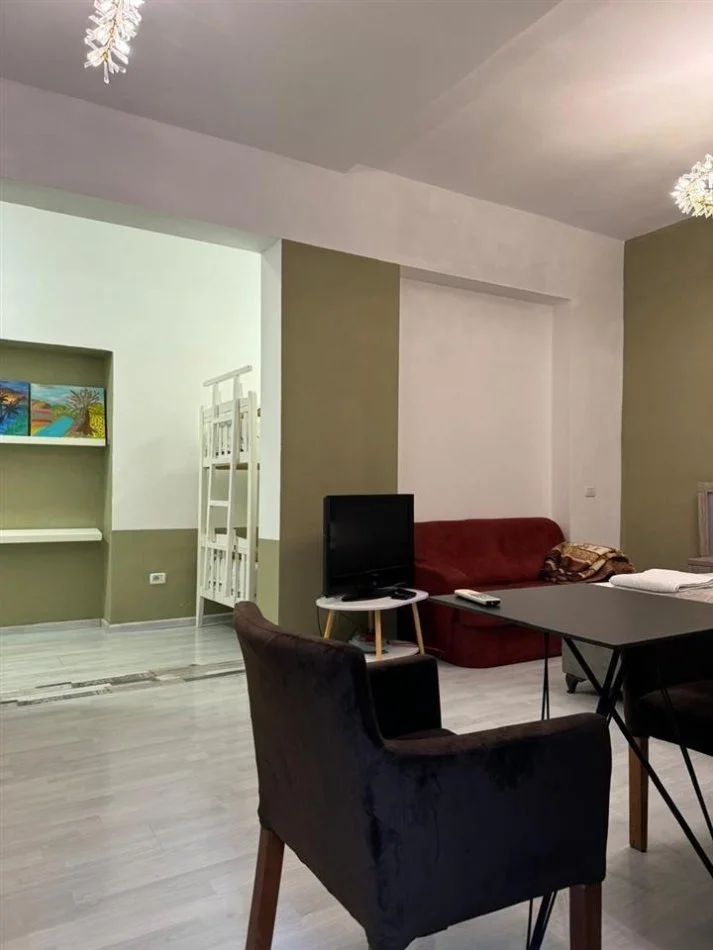 Tirane, jepet me qera shtepi Kati 1, 40 m² 500 € (Bulevardi Zogu I ,Ministria e Drejtesis)