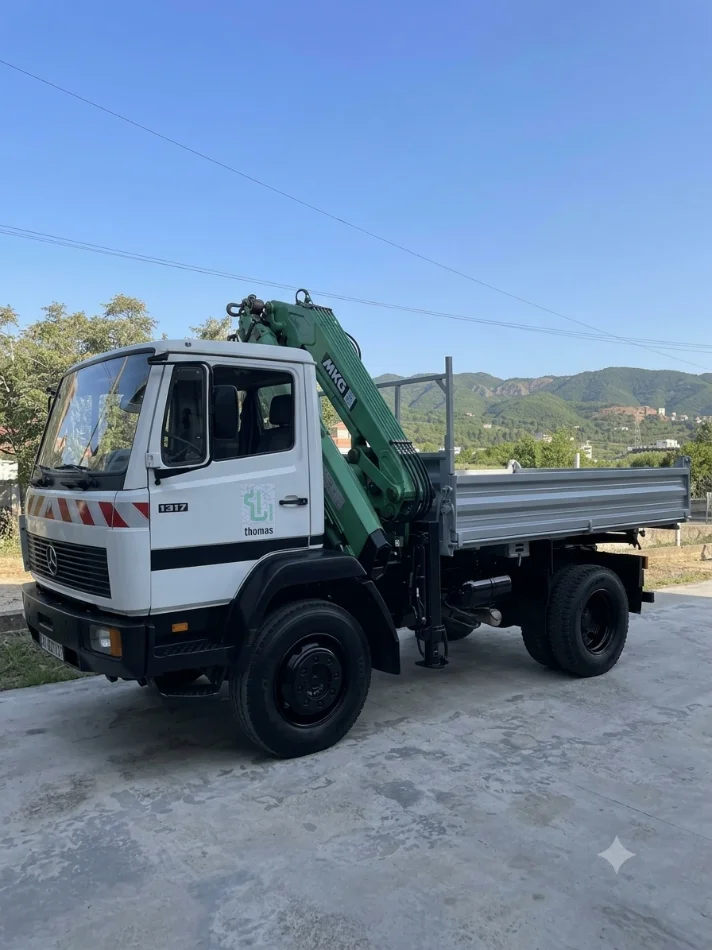 Tirane, ofroj Sherbim transporti me kamjon