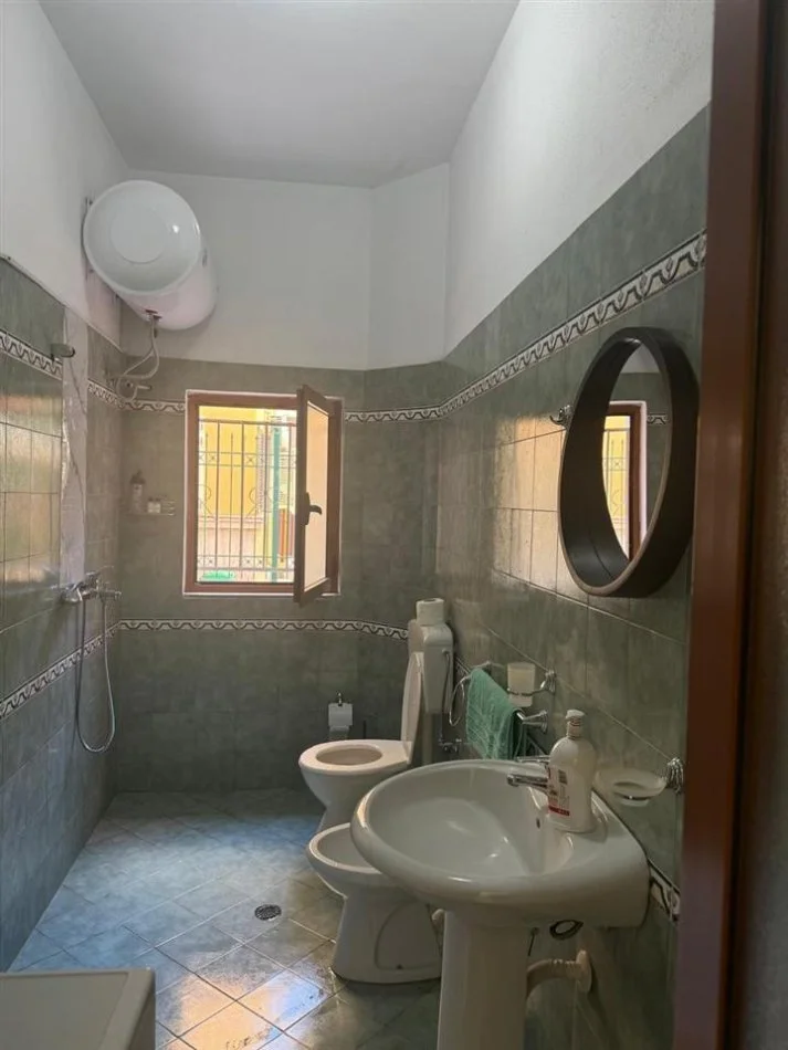 Tirane, jepet me qera shtepi Kati 1, 40 m² 500 € (Bulevardi Zogu I ,Ministria e Drejtesis)