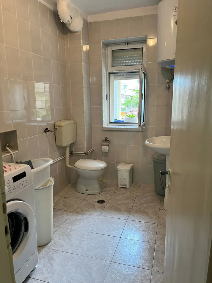 Tirane, jepet me qera apartament 2+1 Kati 1, 90 m² 550 € (Selvia ,Gjimnazi Partizani)
