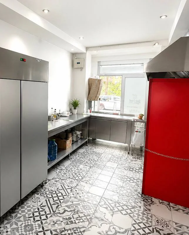 Tirane, shitet ambjent biznesi Kati 0, 150 m² (Bulevardi Bajram Curi)