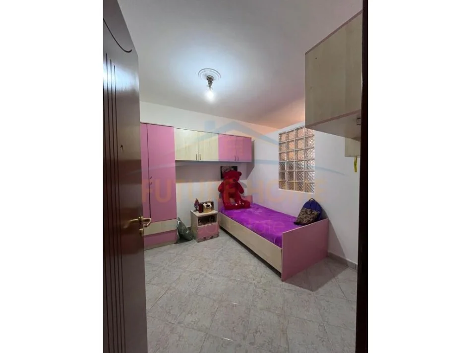 Tirane, shitet apartament 4+1+Ballkon Kati 2, 130 m² 240.000 € (Rruga e Kavajes)
