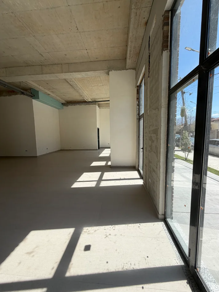 Tirane, jepet me qera ambjent biznesi Kati 0, 196 m² 3.500 € (5 Maji)