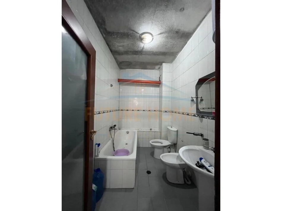 Tirane, shitet apartament 4+1+Ballkon Kati 2, 130 m² 240.000 € (Rruga e Kavajes)