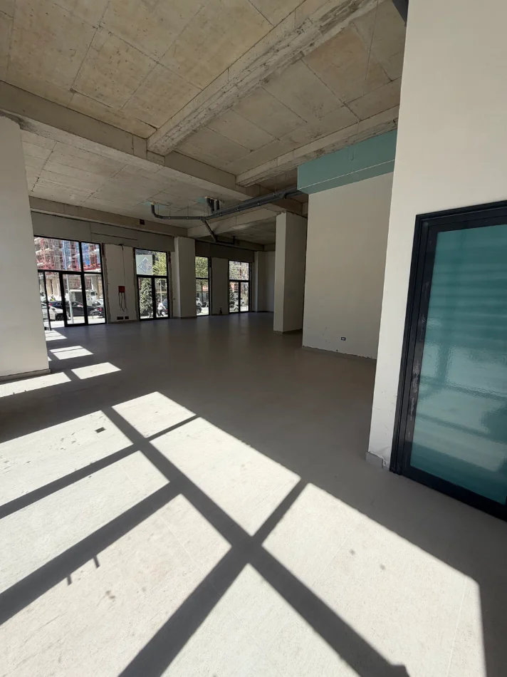 Tirane, jepet me qera ambjent biznesi Kati 0, 196 m² 3.500 € (5 Maji)