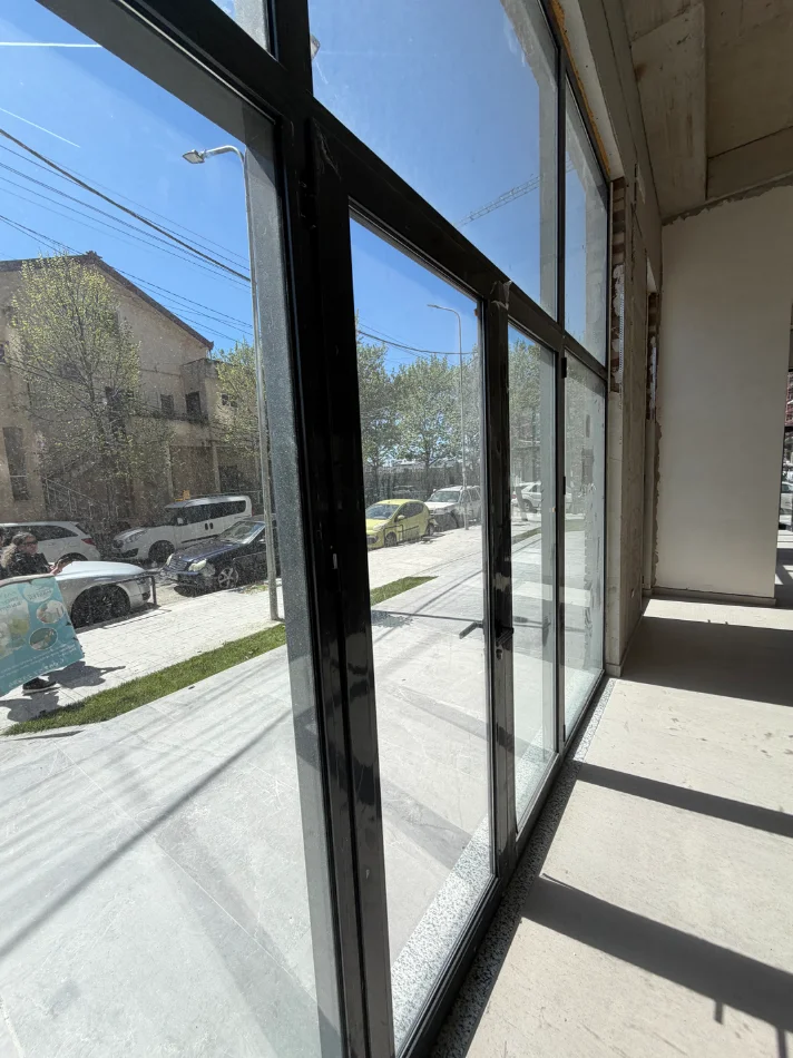 Tirane, jepet me qera ambjent biznesi Kati 0, 196 m² 3.500 € (5 Maji)