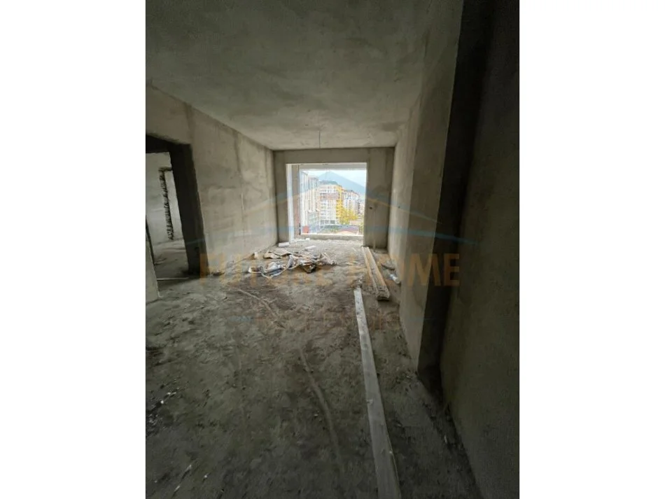 Tirane, shitet apartament 2+1+Ballkon Kati 5, 100 m² 165.000 € (Fusha e Aviacionit)