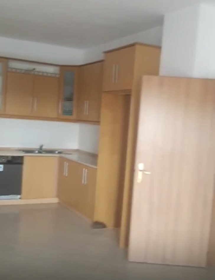 Tirane, jepet me qera apartament 2+1+Ballkon Kati 3, 90 m² 650 € (Komuna e Parisit , Tek Kristal Center)