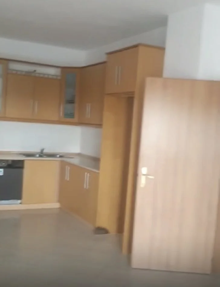 Tirane, jepet me qera apartament 2+1+Ballkon Kati 3, 90 m² 650 € (Komuna e Parisit , Tek Kristal Center)