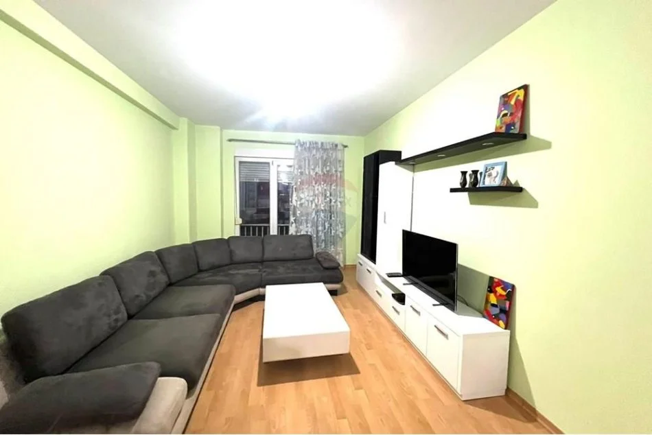Tirane, jepet me qera apartament 2+1 , 94 m² 700 € (21 Dhjetori - Kompleksi Kontakt)