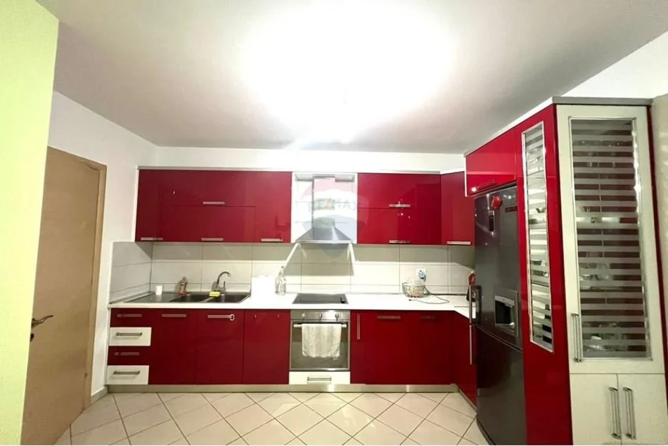 Tirane, jepet me qera apartament 2+1 , 94 m² 700 € (21 Dhjetori - Kompleksi Kontakt)