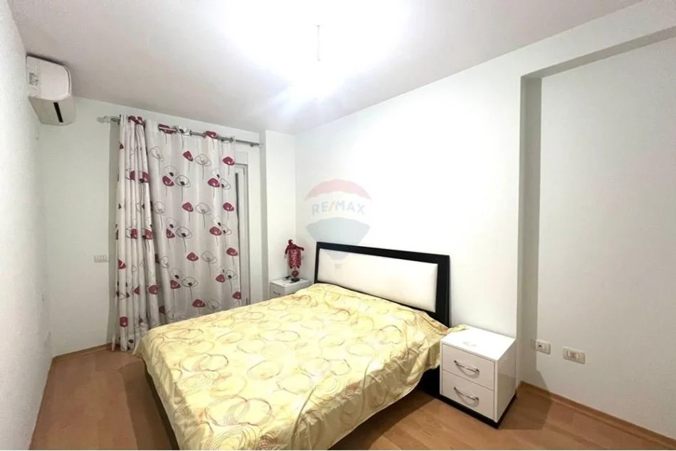 Tirane, jepet me qera apartament 2+1 , 94 m² 700 € (21 Dhjetori - Kompleksi Kontakt)