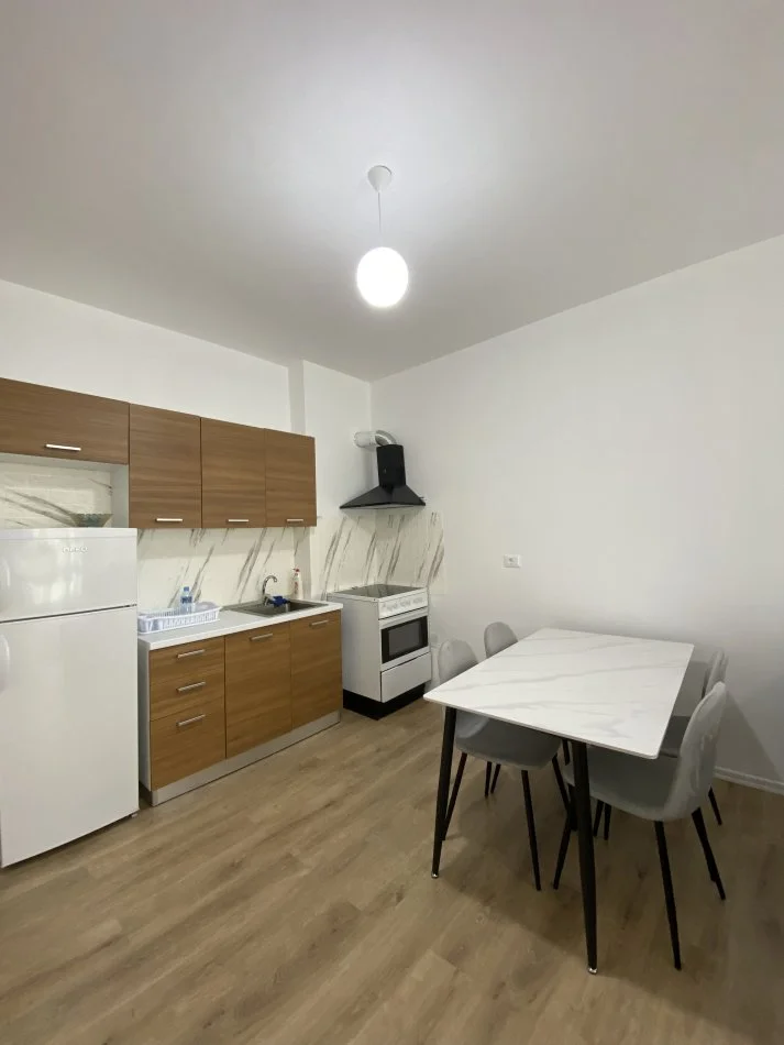 Tirane, jepet me qera 2+1+Ballkon Kati 1, 93 m² 400 € (Rruga Lidhja e Prizerenit)