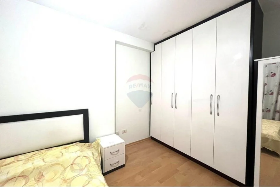 Tirane, jepet me qera apartament 2+1 , 94 m² 700 € (21 Dhjetori - Kompleksi Kontakt)