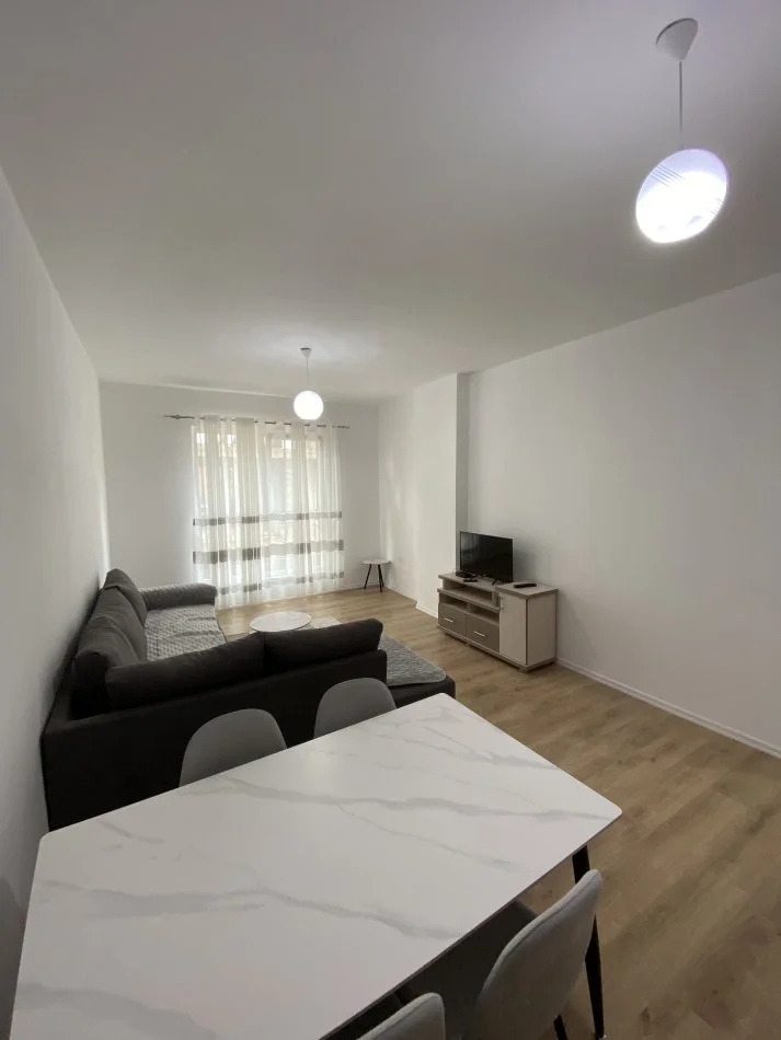 Tirane, jepet me qera 2+1+Ballkon Kati 1, 93 m² 400 € (Rruga Lidhja e Prizerenit)